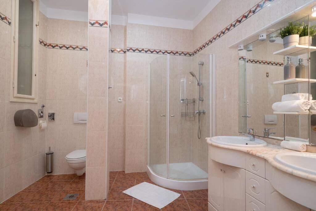Best Located, 150 M2 5 Bedrooms Apt., بودابست المظهر الخارجي الصورة