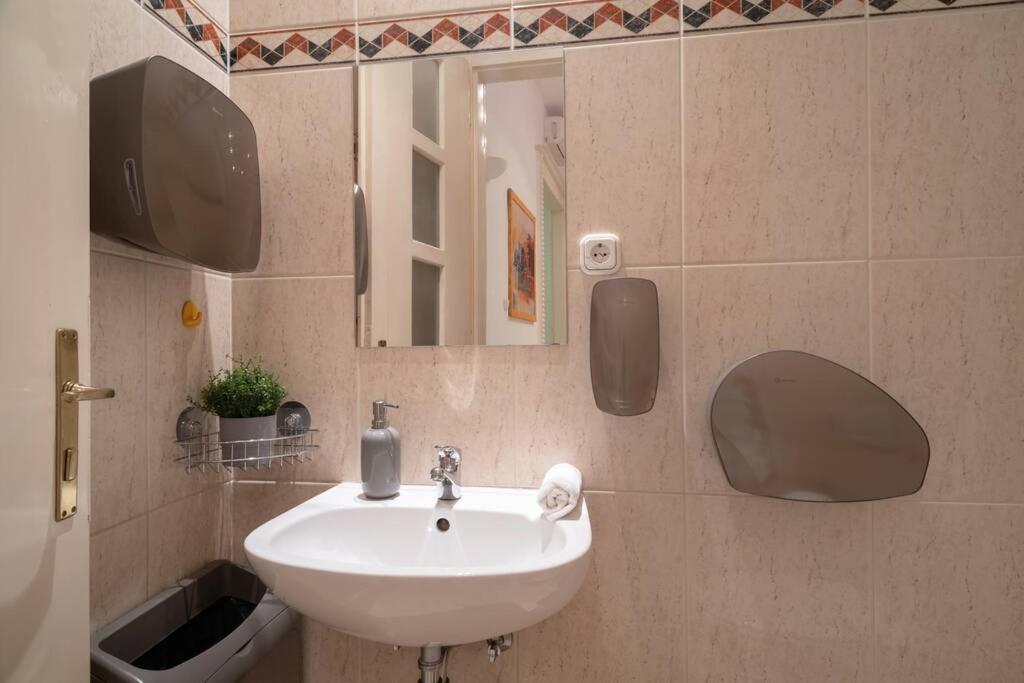 Best Located, 150 M2 5 Bedrooms Apt., بودابست المظهر الخارجي الصورة