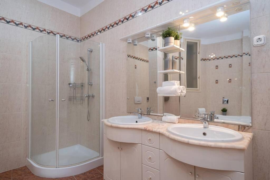 Best Located, 150 M2 5 Bedrooms Apt., بودابست المظهر الخارجي الصورة